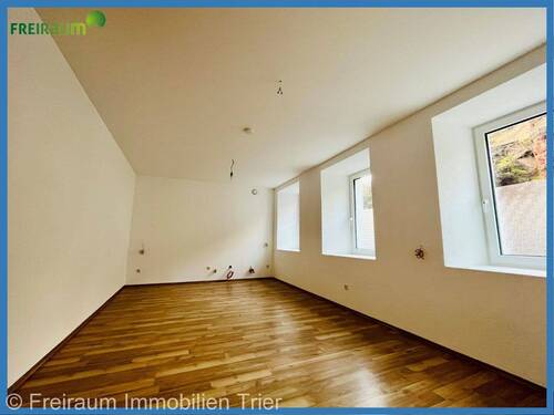 Wohnzimmer - TR.-Pallien: Nähe FH! 2 ZKB Wohnung mit separatem Eingang, in modernisiertem Gebäude, auf Wunsch möbliert!