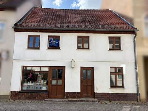 Frontansicht - Kleines Reihenmittelhaus mit Grundstück im Zentrum der Stadt !