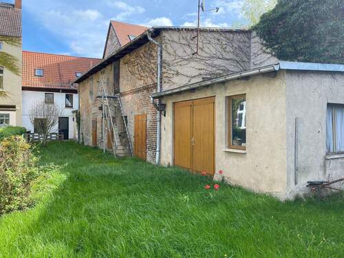 Rückansicht mit Nebengebäuden - 