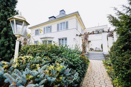Bild 1 - Altbau-Charme trifft modernen Komfort - 5 Zimmer, 140 m², Garten & Licht 
