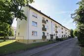 Vorderansicht Haus - Großzügige 4-Zimmer-Wohnung mit Balkon und Garage in Schwenningen