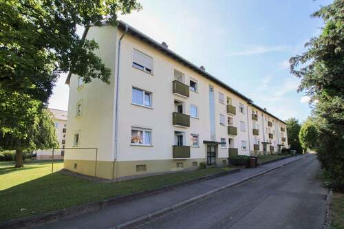Vorderansicht Haus - Großzügige 4-Zimmer-Wohnung mit Balkon und Garage in Schwenningen