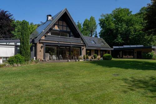 Rückansicht - Fachwerkromantik trifft Luxus Landhaus mit Schwimmhalle und Traumgarten