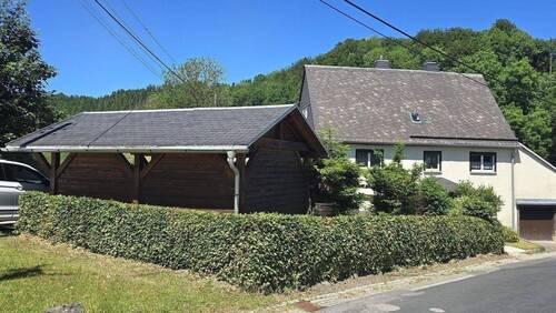 Hausansicht mit Carport - 5 Zimmer Einfamilienhaus in Augustusburg