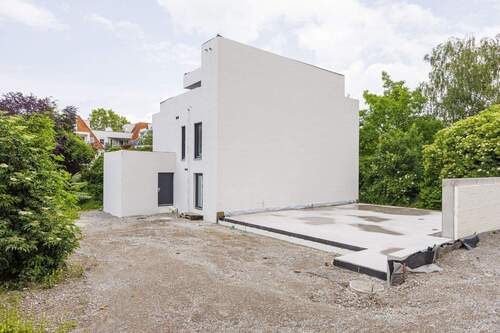 Hausansicht - 8 Zimmer Mehrfamilienhaus, Wohnhaus zum Kaufen in Ludwigsburg