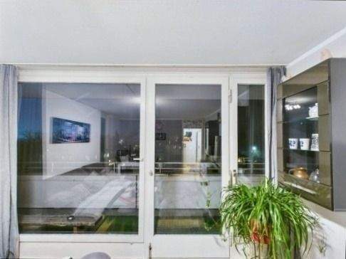 Wohnzimmer mit Balkonzugang - 3 Zimmer Etagenwohnung in Planegg