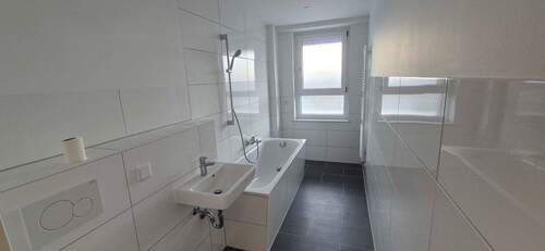Bad mit Fenster + Wanne - Etagenwohnung mit 102,00 m&sup2; in Aachen zur Miete