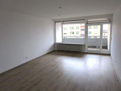 Wohnzimmer mit Balkon - Etagenwohnung mit 92,00 m&sup2; in Nürnberg zur Miete