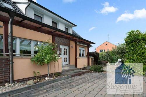 Hausansicht mit Terrasse vorne - 