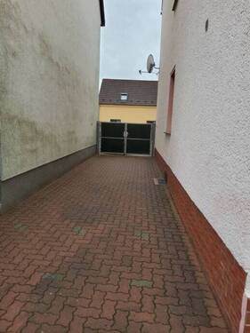 Zugang Hof - Etagenwohnung mit 60,00 m² in Senftenberg zur Miete