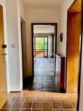 Diele mit Blick ins Wohnzimmer - 