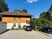 Hausansicht Westen mit Stellplatz rechts - 