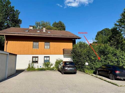 Hausansicht Westen mit Stellplatz rechts - 