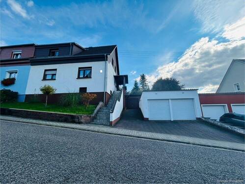 Hausfront - 9 Zimmer Doppelhaushälfte zum Kaufen in Püttlingen / Ritterstraße