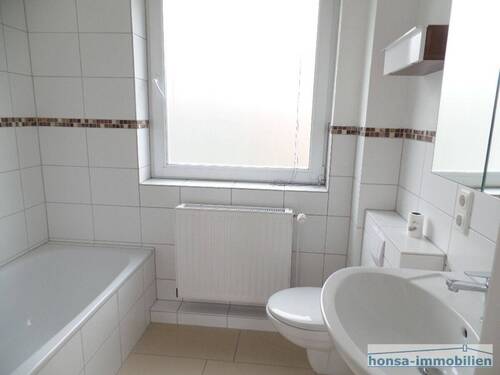 Bad mit Wanne und Dusche - 