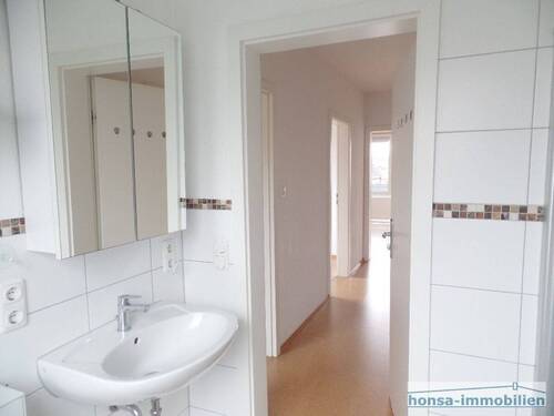 Bad mit Wanne und Dusche - 