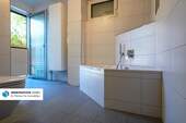 Badezimmer EG - Einfamilienhaus mit 280,00 m&sup2; in Nürnberg zum Kaufen