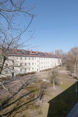 Blick aus dem Fenster auf die Grünanlage - 2 Zimmer Etagenwohnung in Berlin-Charlottenburg