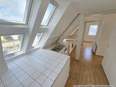 Flur und Küchenbereich - Helle 2-Raum-Dachgeschosswohnung mit Balkon im Zentrum von Chemnitz