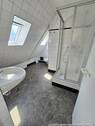 Bad mit Dusche und Fenster - 