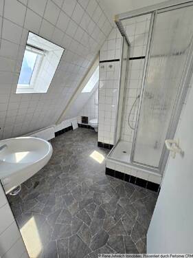 Bad mit Dusche und Fenster - 