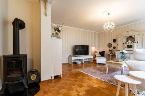 Wohnzimmer mit Kamin im EG - 