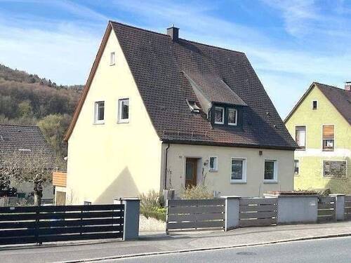 Eingangseite - Einfamilienhaus mit 160,00 m&sup2; in Pommelsbrunn zum Kaufen