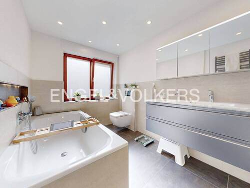 Großes Hauptbad mit Badewanne, Doppelwaschbecken und Fenster - 