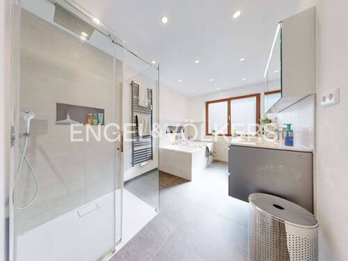 Bodengleiche Dusche im großen Hauptbad - 