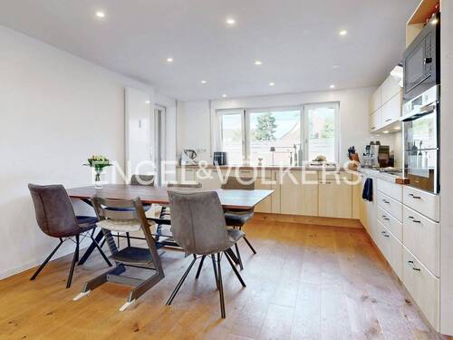 Wohnküche als zentraler Ort für die Familie - Top-sanierte 4,5-Zimmer-Wohnung mit Terrasse nahe Freiburg