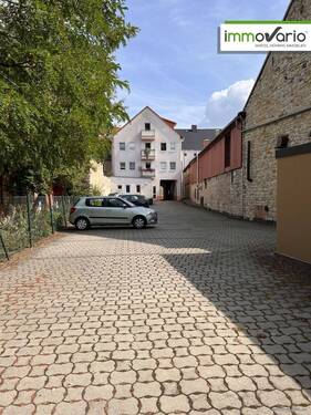 Hof mit Stellplätzen - 