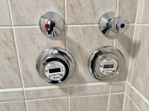 Wasserzähler im Badezimmer - 