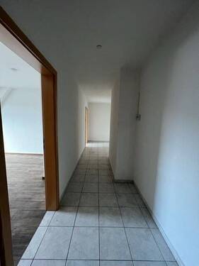 Flur - Etagenwohnung mit 80,00 m&sup2; in Holzminden zur Miete