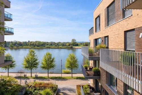 Blick vom Balkon auf die Weser - LICHTDURCHFLUTETE WOHNUNG IM 3.OG MIT WESERBLICK IN 1. REIHE - BEZUGSFREI - AKTUELL FERIENWOHNUNG