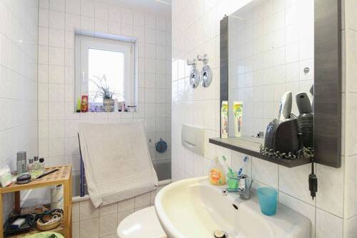 Badezimmer mit Badewanne - 