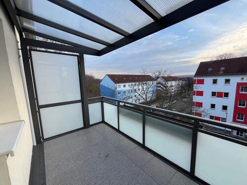 7.jpg - Sommer mit Balkon.. ..helle, moderne 3 Zimmer-Wohnung mit Einbauküche . sofort einzugsfertig