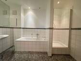 Badezimmer mit Dusche und Badewanne - 