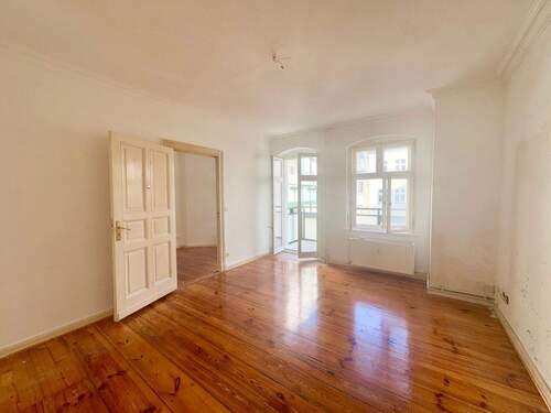 Wohnzimmer mit Balkon - Frisch renovierte, helle Altbau-Whg mit Aufzug und Balkon nahe Synagoge