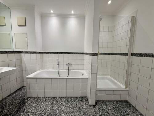 Bad mit Badewanne und Dusche - 