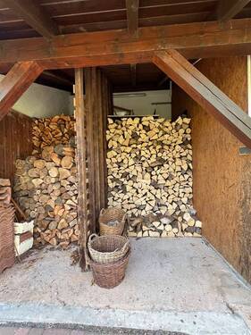 Holzlager bei Doppelgarage - 