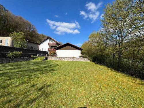 Grundst. eig. Plannummer hinter Garage mit Zufahrt - 