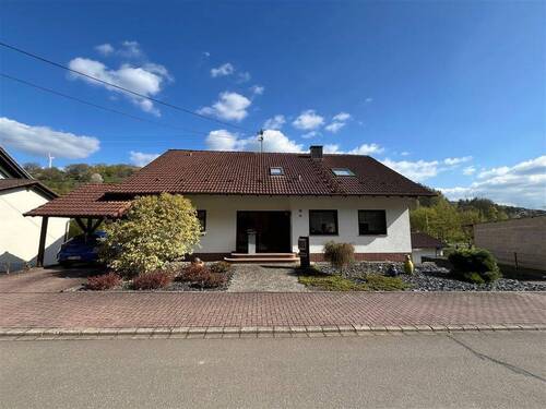 Straßenansicht - Sehr schönes und gepflegtes Einfamilienhaus mit vielen Extras, tollem Garten und möglichem Bauplatz