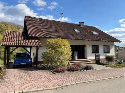 Straßenansicht-Carport - 7 Zimmer Einfamilienhaus zum Kaufen in Obernheim-Kirchenarnbach