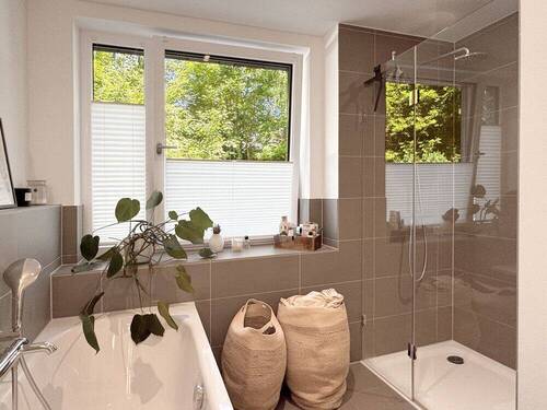 BAD MIT WANNE UND DUSCHE - 3 Zimmer Etagenwohnung in Hamburg / Barmbek