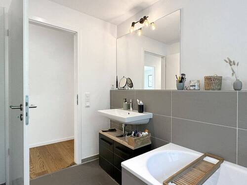 BAD MIT WANNE UND DUSCHE - Etagenwohnung mit 80,00 m&sup2; in Hamburg / Barmbek zur Miete