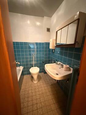 Bad mit Wanne - 