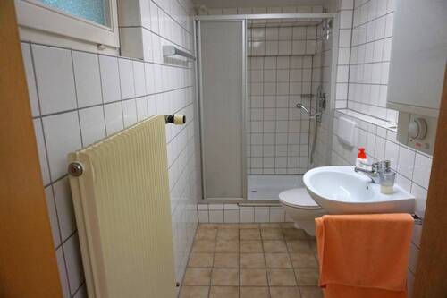 Badezimmer und Toiletten im UG vorhanden - 