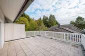 Dachterrasse - AIGNER - Dachterrassentraum in Waldperlach: Ruhige Maisonettewohnung in kleinem 5-Parteien-Haus