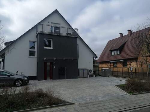 Hausansicht - Wohnen im Stil der Zeit Nähe Sana-Klinik: 3-Zi-Mais.Whg. mit 2 Balkone.