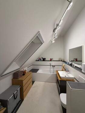 Wannenbad DG mit Fenster - 